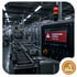 Industrie-Display mit roter Warnmeldung „Produktion Ausfall Fehler 404“ und Signalsäule in einer Fabrikhalle - Software für Alarm- und Gefahrenabwehrplanung - Notfall- und Krisenmanager (NKM®).
