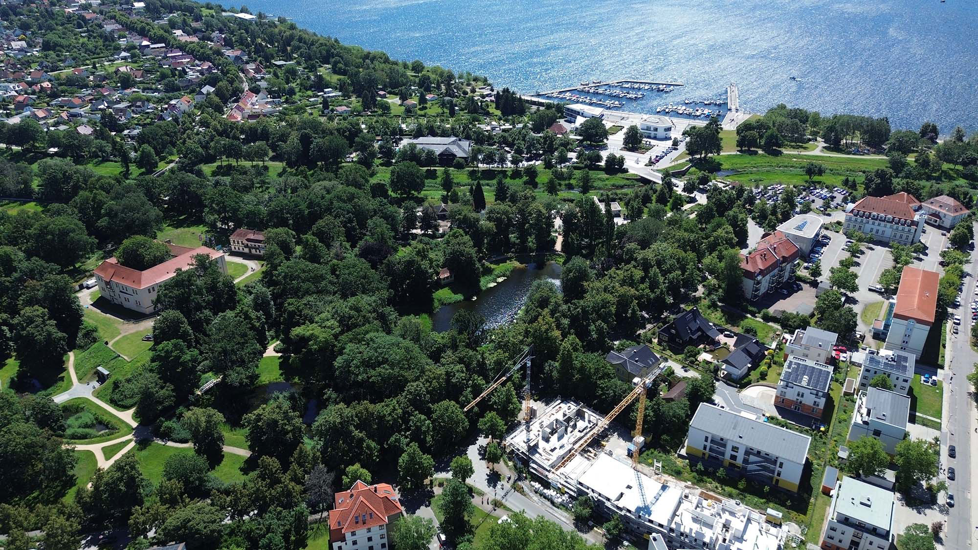 Luftaufnahme des Senftenberger Stadthafens
