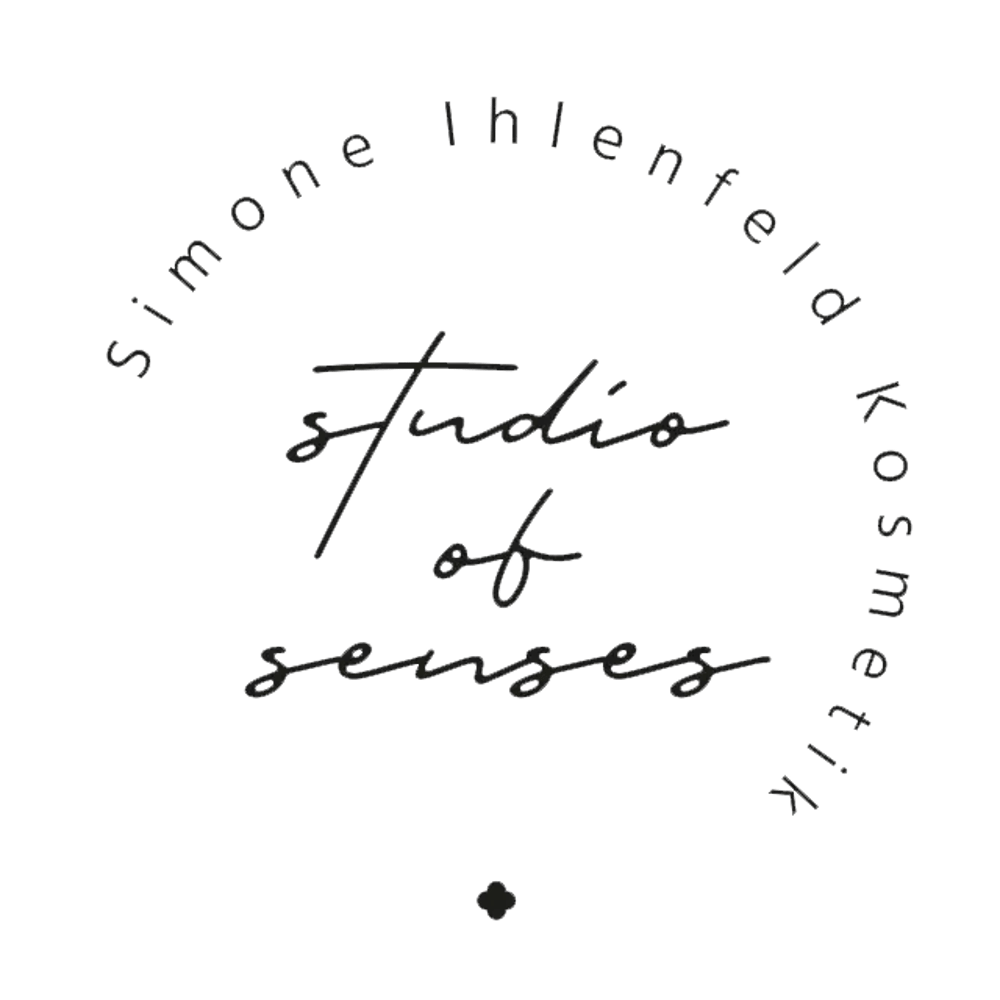 Grünes Logo mit den Worten "studio of senses" in der Mitte und "simone ihlenfeld kosmetik" im Kreis.