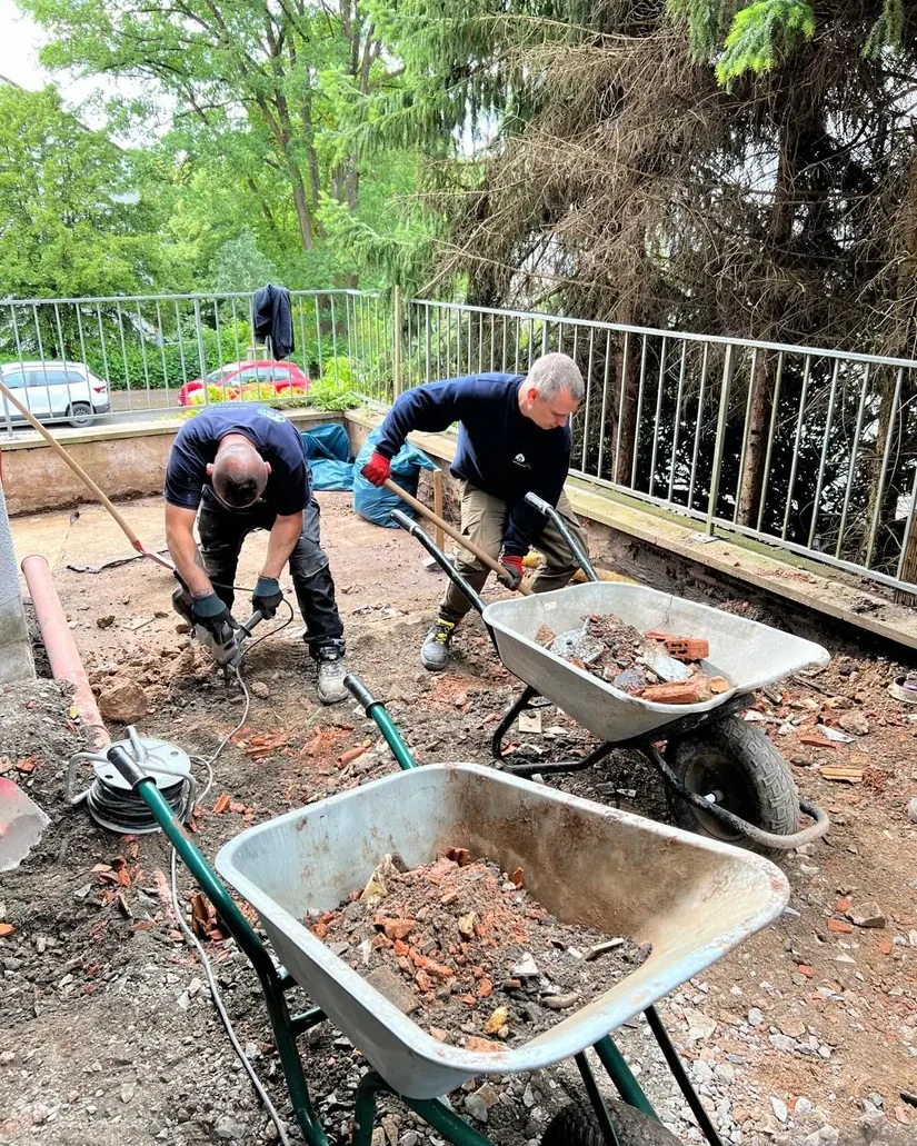Mitarbeiter von MA Raumgestaltung beim Ausbau eines Badezimmers