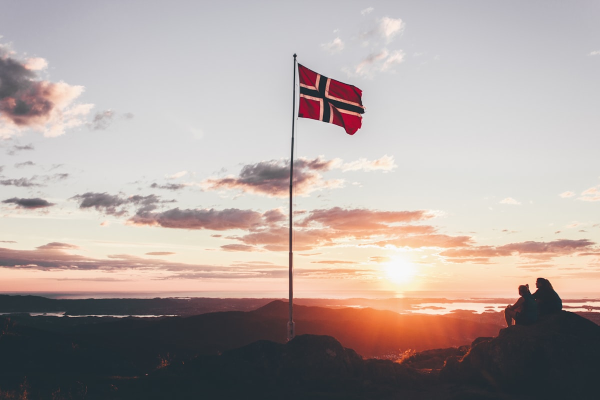 Norwegischer Fjord mit steilen Berghaengen