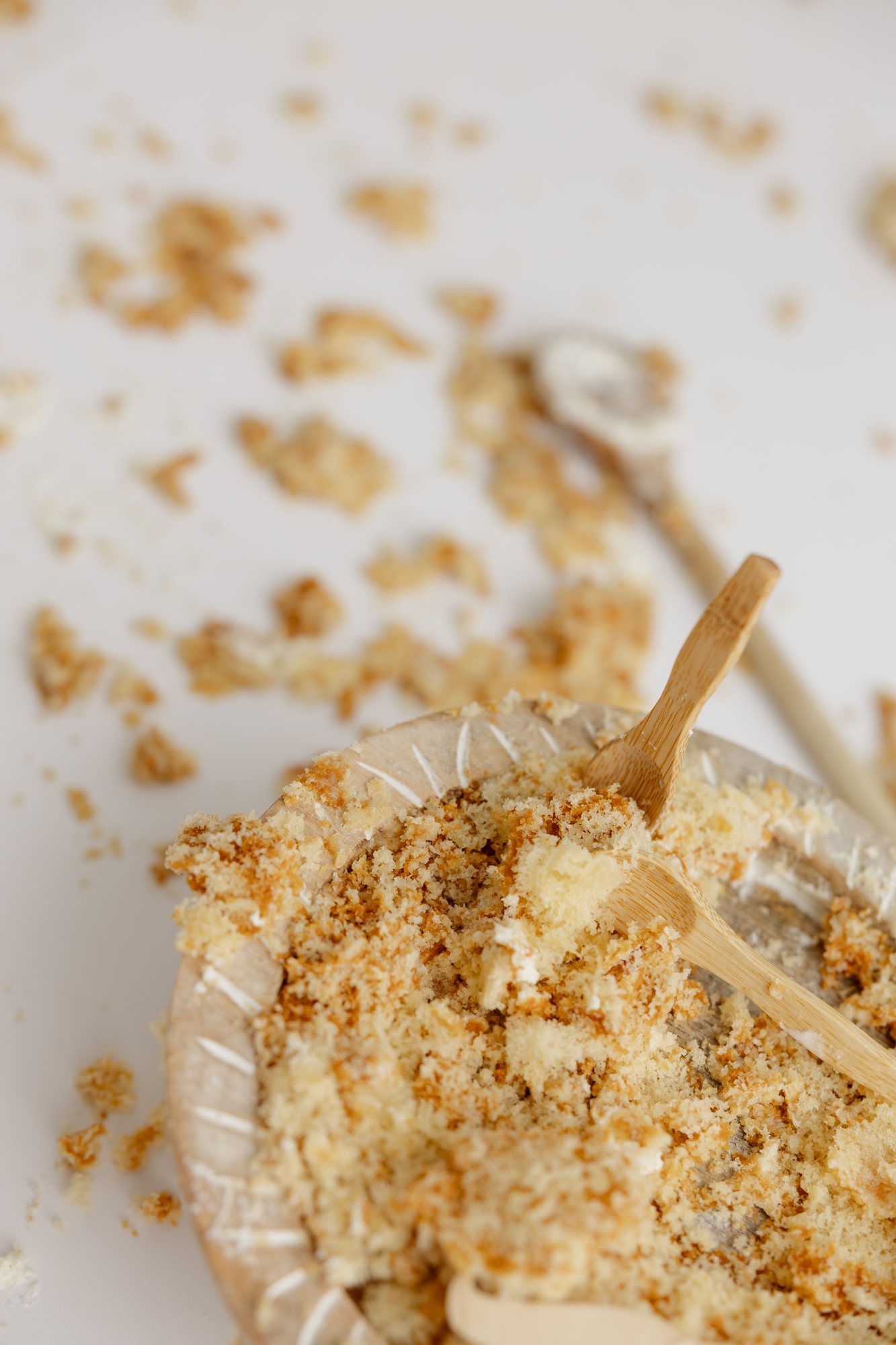 Nahaufnahme der zerdrückten Cake-Smash-Torte mit Holzlöffel