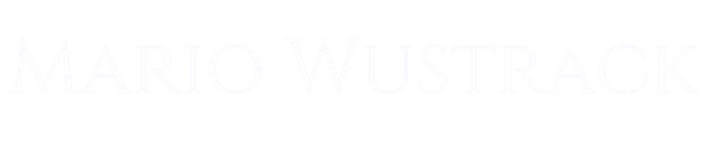 Logo Mario Wustrack, weißer Schriftzug auf Auberginenhintergrund