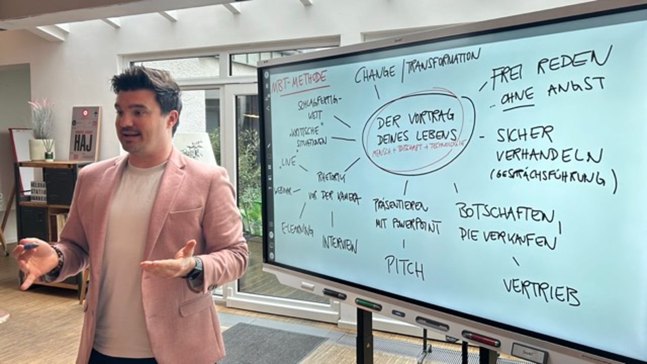 Tim Christopher Gasse strukturiert im NEOP-Trainingsraum eine Rede am digitalen Whiteboard