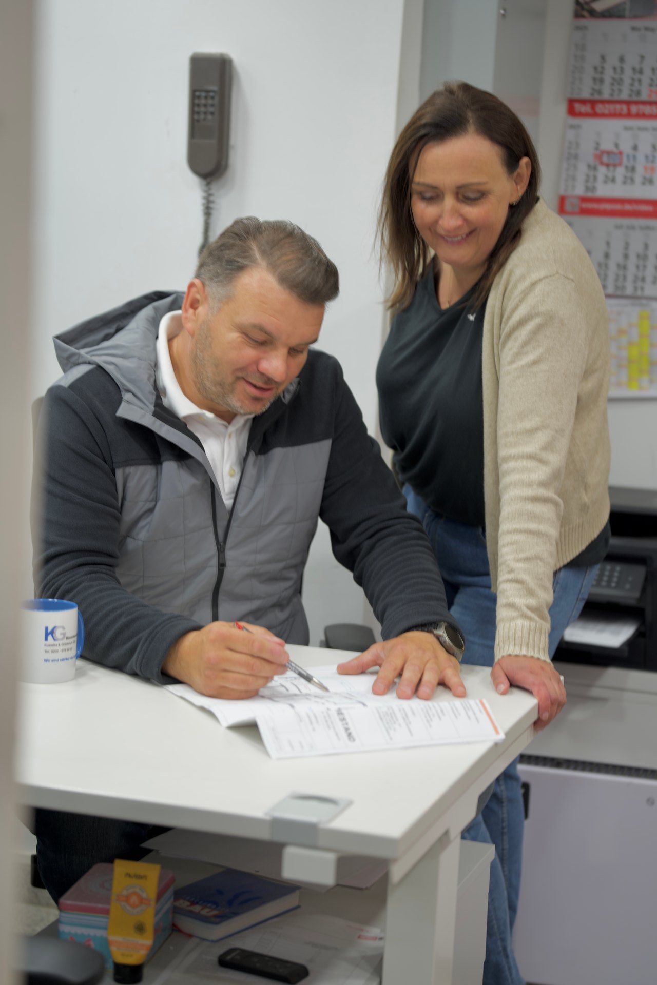 Teresa und Tomasz Kukielka bei der Projektplanung im Büro von K&G Bauunternehmen in Wuppertal