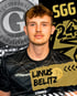 Porträt von Linus Belitz mit uhlsport-Trikot, SGG-Logo und Text "STÜRMER", "SGG 24" und "SGG Großziethen".