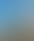 Die grüne Kuppel und die verzierten Minarette der Prophetenmoschee in Medina vor blauem Himmel.