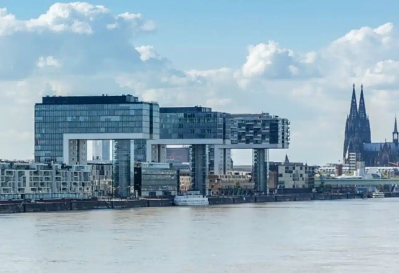 Kölner Dom mit Hohenzollernbrücke über dem Rhein – Standort Köln der Klickrebellen