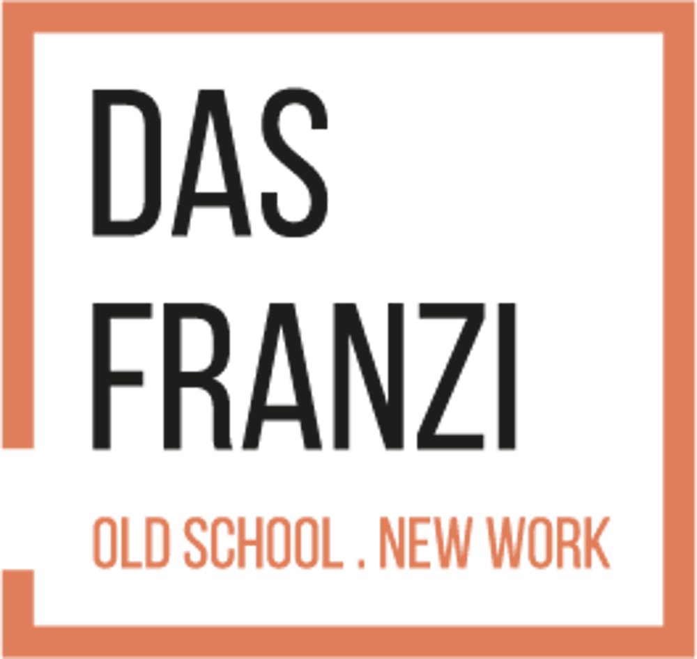 Grünes Rechteck mit der schwarzen Aufschrift "DAS FRANZI" und der orangefarbenen Aufschrift "OLD SCHOOL. NEW WORK".