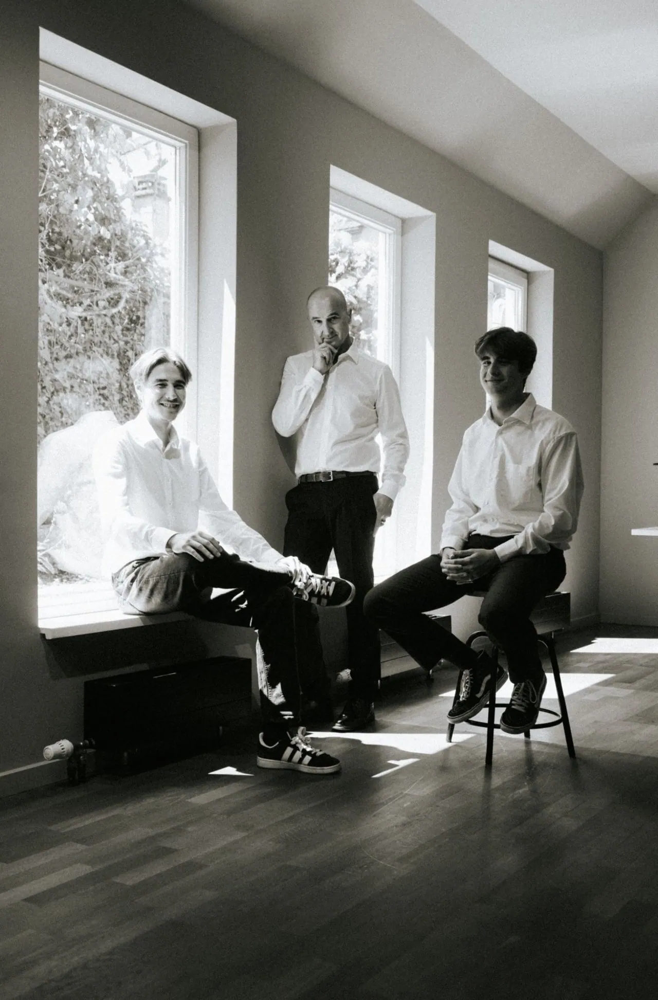 Das Team von Geiselhart Immobilien im Besprechungsraum, schwarz-weiß