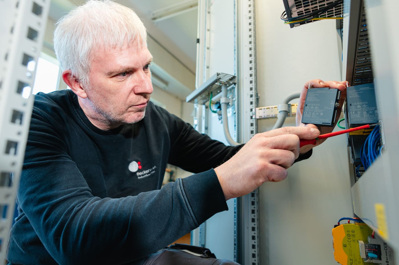 Elektrotechniker bei Arbeiten an einer Elektroverteilung