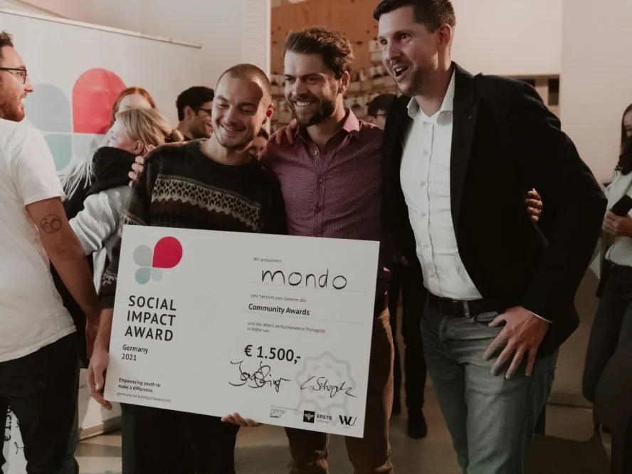 Nils Westrich mit dem Mondo-Team bei der Verleihung des Social Impact Award Germany 2021
