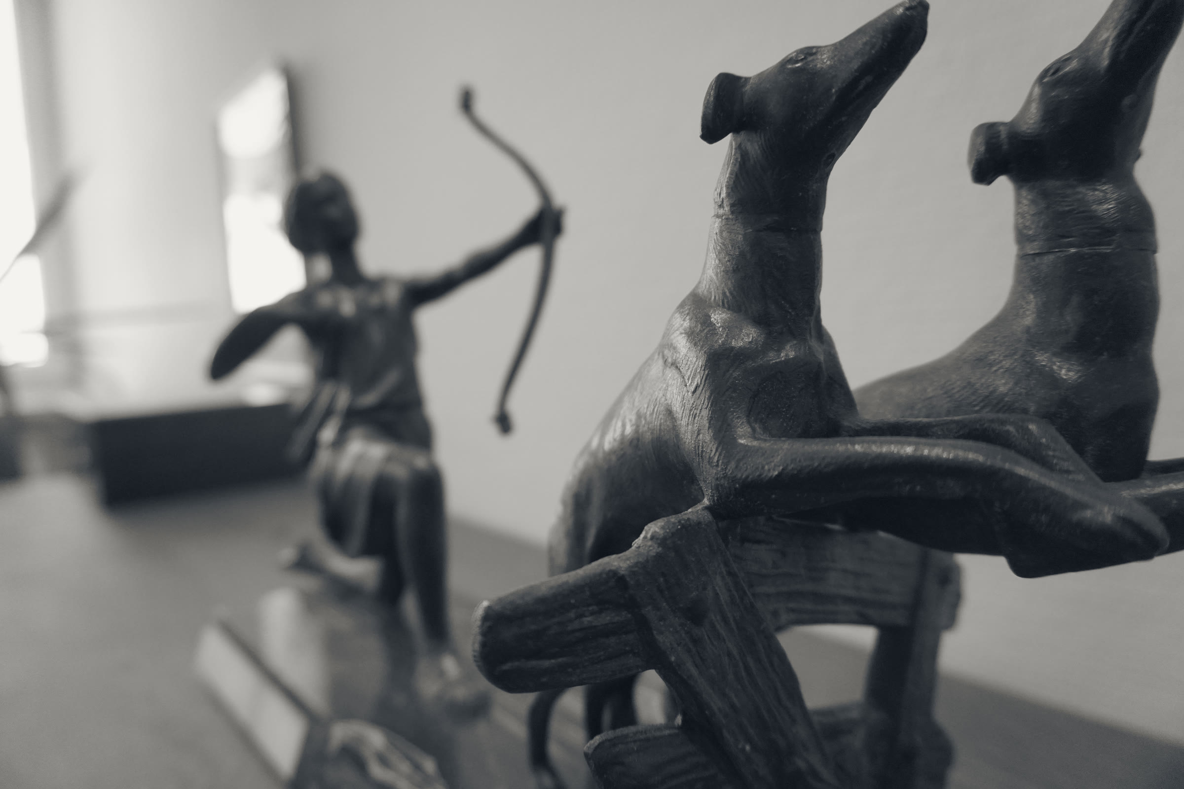 Bronzefiguren im Büro in Aidenbach: ein Bogenschütze zielt, davor zwei Windhunde im Sprung