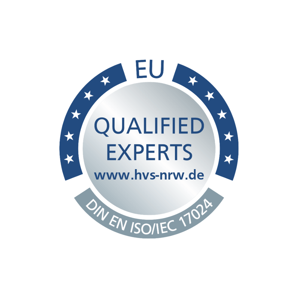 EU Qualified Experts Siegel mit DIN EN ISO/IEC 17024 Zertifizierung und URL hvs-nrw.de auf schwarzem Hintergrund.
