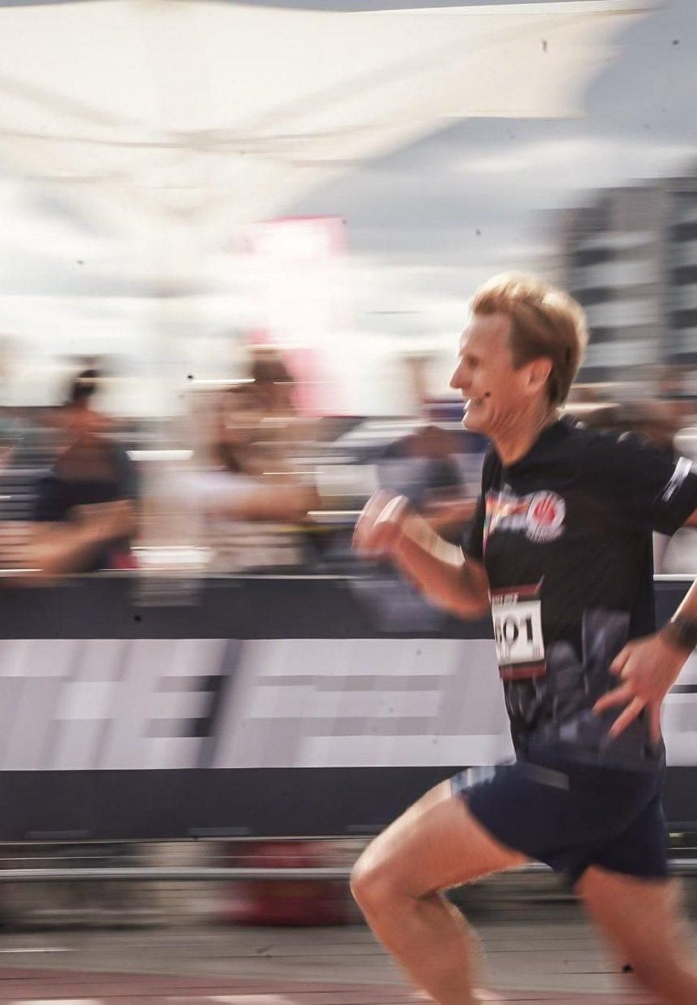 Lachender Läufer im Sprint