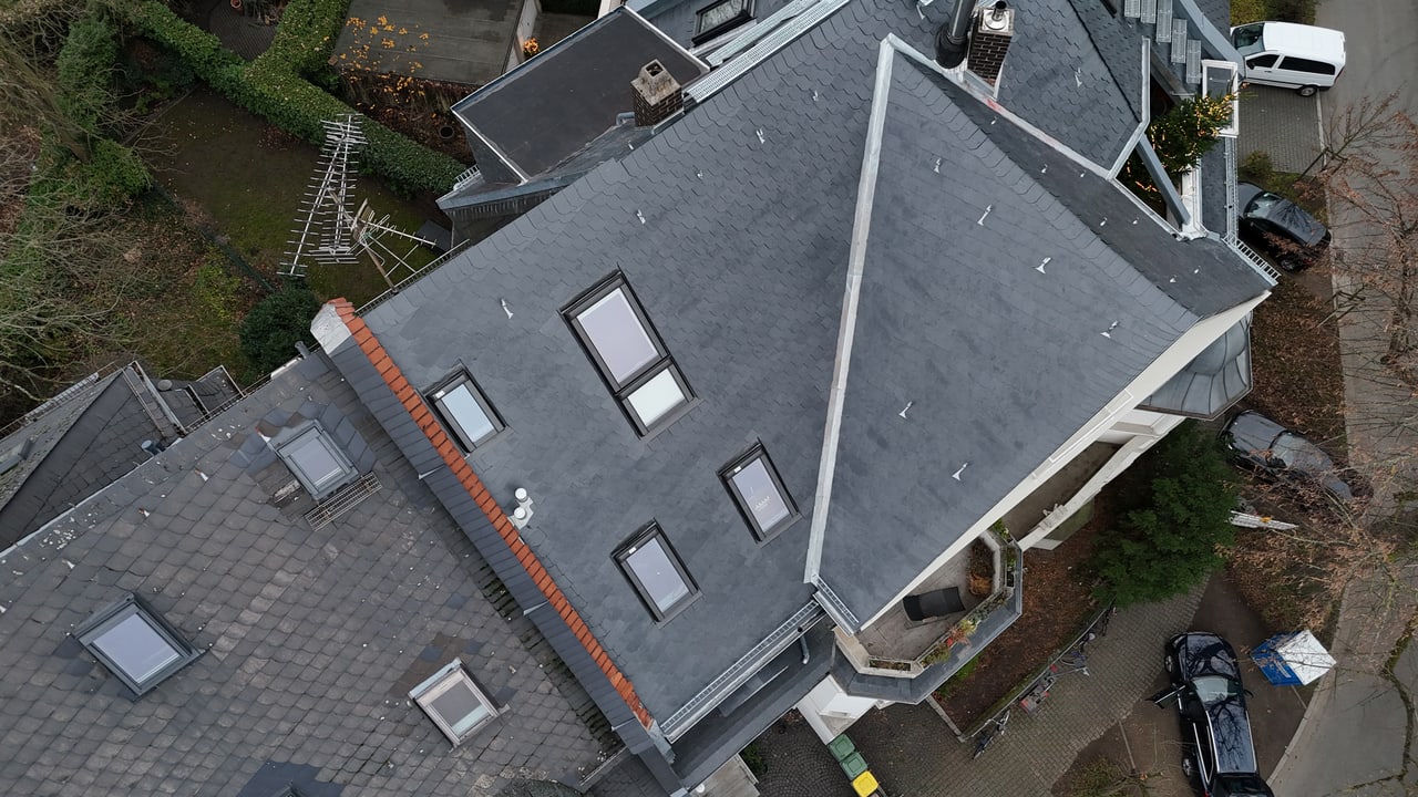 Luftaufnahme eines Steildachs mit Dachfenstern, betreut von Passmann Bedachungen