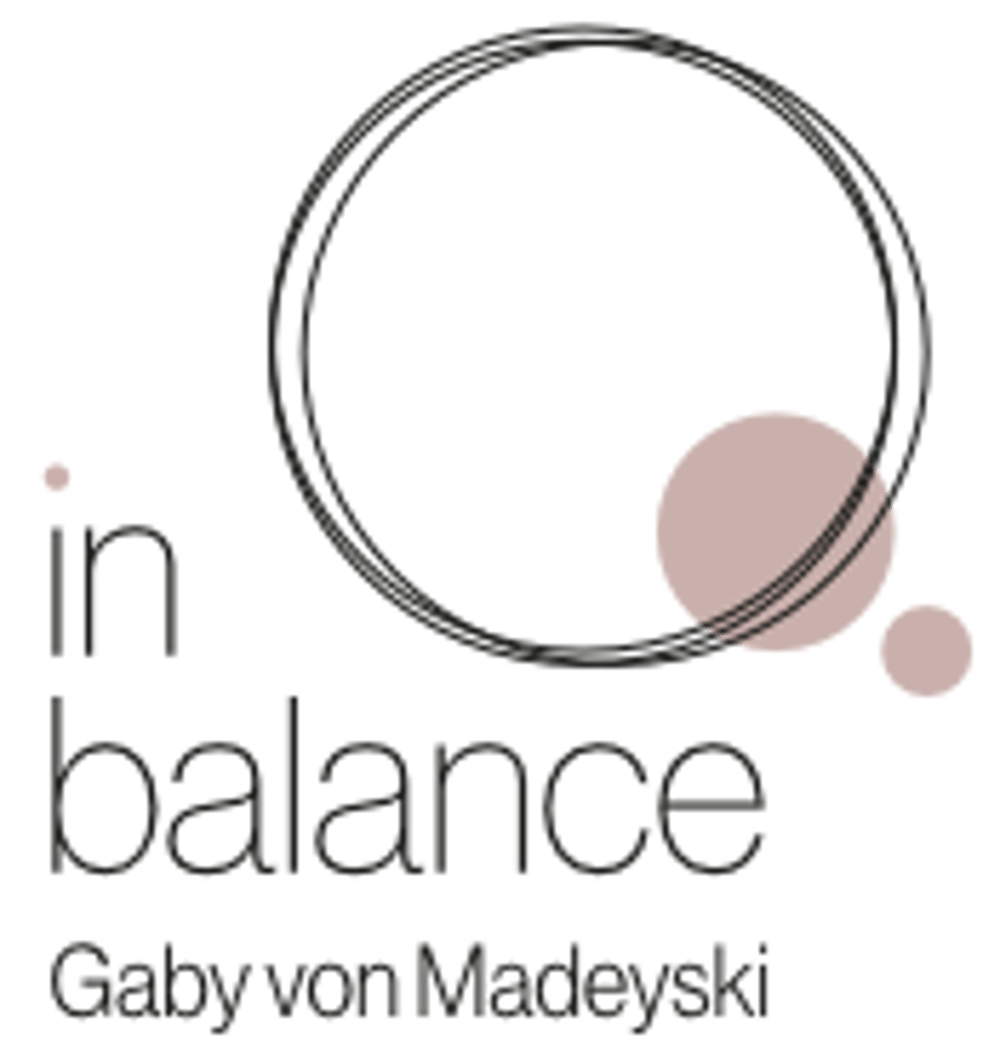 Logo in balance Gaby von Madeyski mit abstrakten Kreisen auf schwarzem Hintergrund.