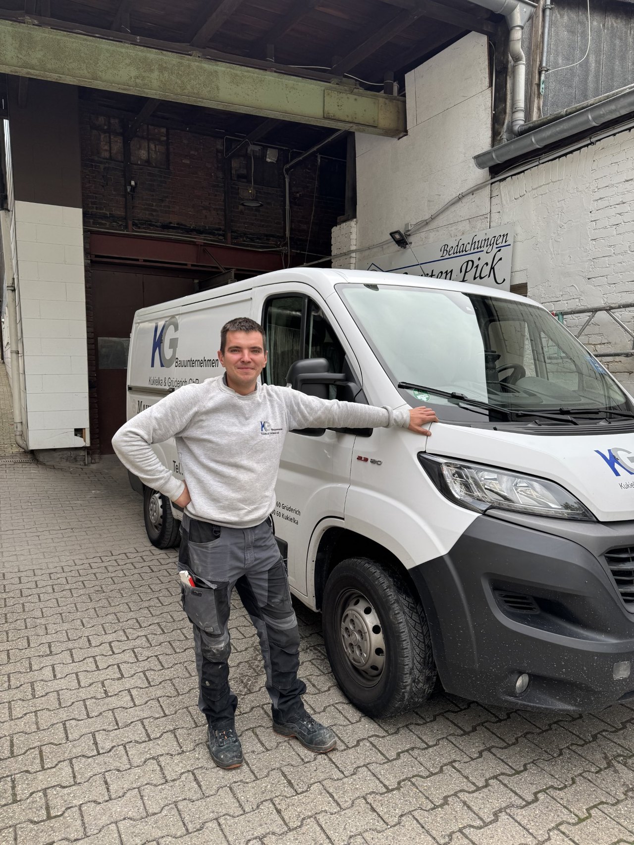 Kollege von K&G Bauunternehmen am Firmentransporter in Wuppertal