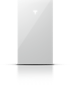 Ein weißer Tesla Powerwall Energie-Speicher mit dem Tesla-Logo oben links, der auf einer Oberfläche steht und sich im Hintergrund spiegelt.