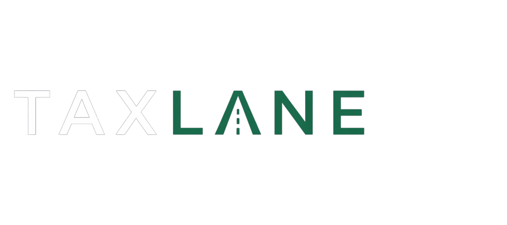 TAX LANE Logo, weiß und dunkelgrün auf dunklem Hintergrund, mit einer Straße im Buchstaben A.