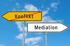 Wegweiser mit „Konflikt“ durchgestrichen und „Mediation“ auf einem weißen Schild.
