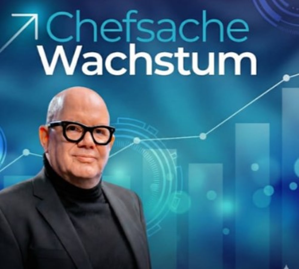 Markus Grabowski vor einer Wachstumsgrafik