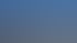 Zwei Installateure arbeiten auf einem Dach mit Solarmodulen unter klarem blauem Himmel.