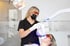 Zahnärztin führt bei einer Patientin eine professionelle Zahnaufhellung mit UV-Licht-Bleaching-Lampe durch.