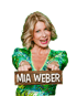 Porträt der Sängerin Mia Weber in grünem Kleid, die ein Holzschild mit ihrem Namen hält.