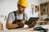 Handwerker mit Tablet – HERO Software & Automatisierung im Handwerksbetrieb
