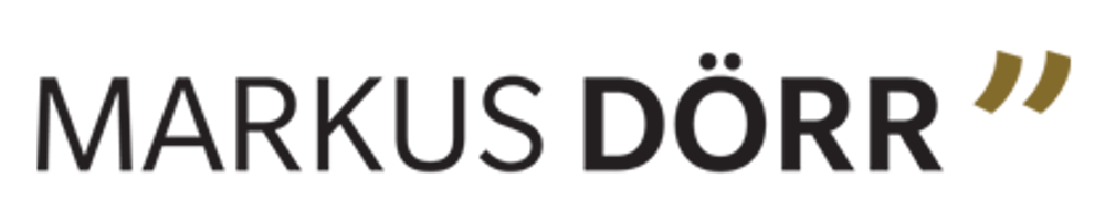Schriftzug „MARKUS DÖRR“ in Schwarz mit zwei goldenen Anführungszeichen.