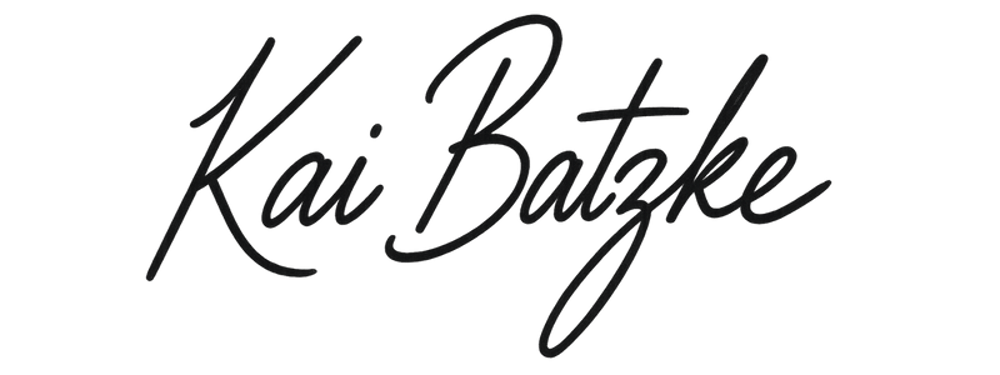 Schriftzug „Kai Batzke“ in schwarzer Schreibschrift auf grünem Hintergrund.