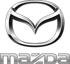 Logo von Mazda. Es zeigt einen stilisierten Vogel oder Flügel in einem Oval, der eine dynamische Bewegung darstellt, mit dem Wort "Mazda" in Großbuchstaben darunter. Das gesamte Logo ist in Metallic-Silber- und Grautönen gehalten.