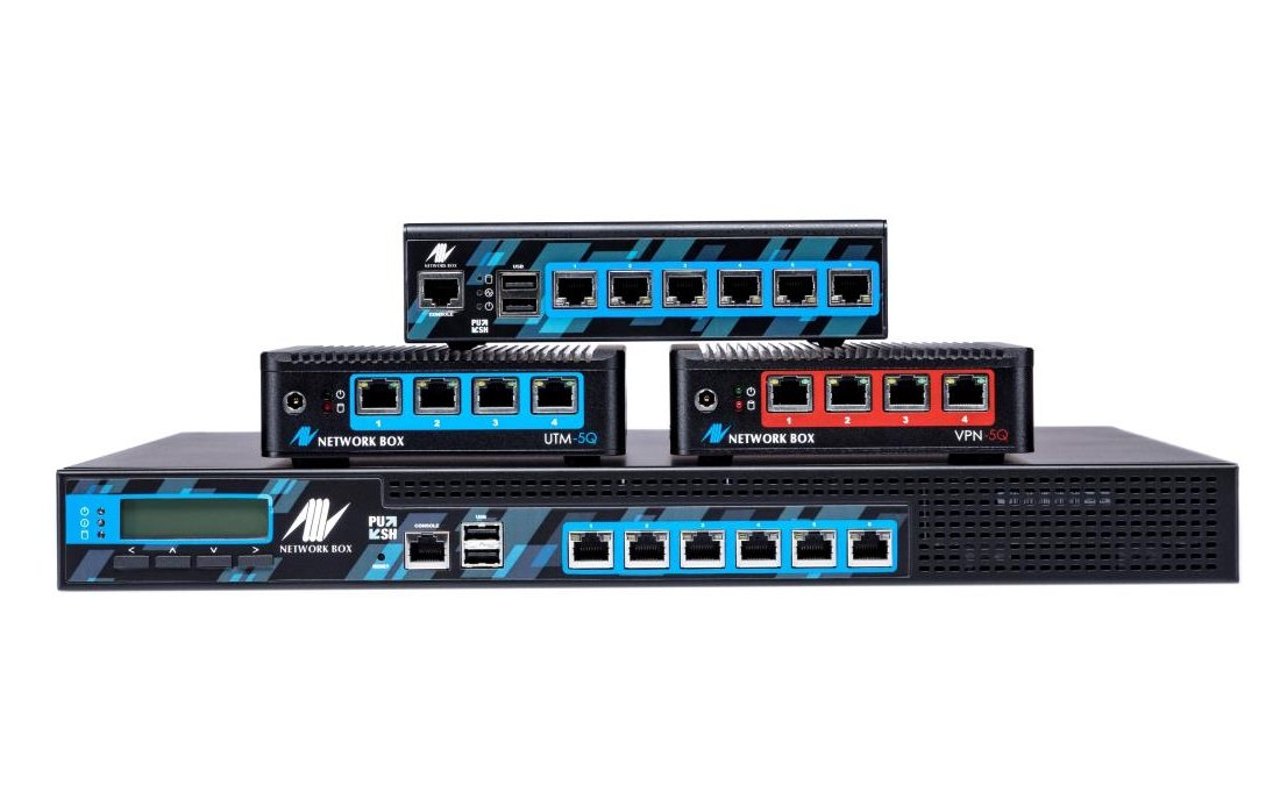 Mehrere Firewalls Network Box von ANQA gestapelt: vorn die kompakten Geräte UTM-5Q und VPN-5Q, darüber ein Gerät mit sechs Anschlüssen, unten ein flaches Gerät für den Schrank