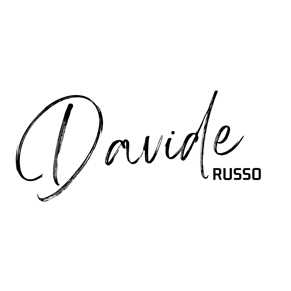 Schwarzer Schriftzug „Davide Russo“ auf dunklem Hintergrund.