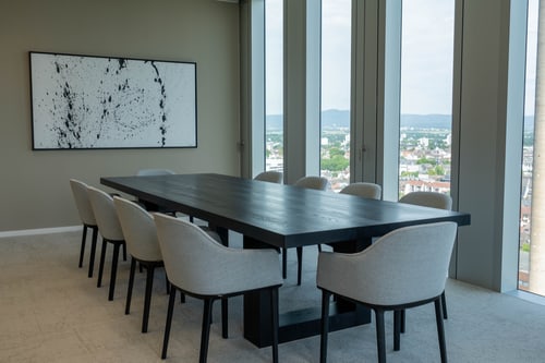 Meeting-Raum mit Blick auf die Skyline