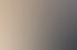 Person zeichnet auf einem Luftbild einer Ackerfläche mit einem Stift an einem Holzschreibtisch.