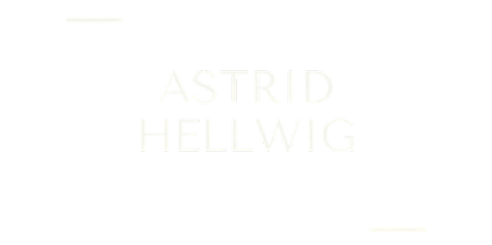 Grüner Hintergrund mit weißem Text "ASTRID HELLWIG" und zwei weißen Linien in den oberen und unteren Ecken.