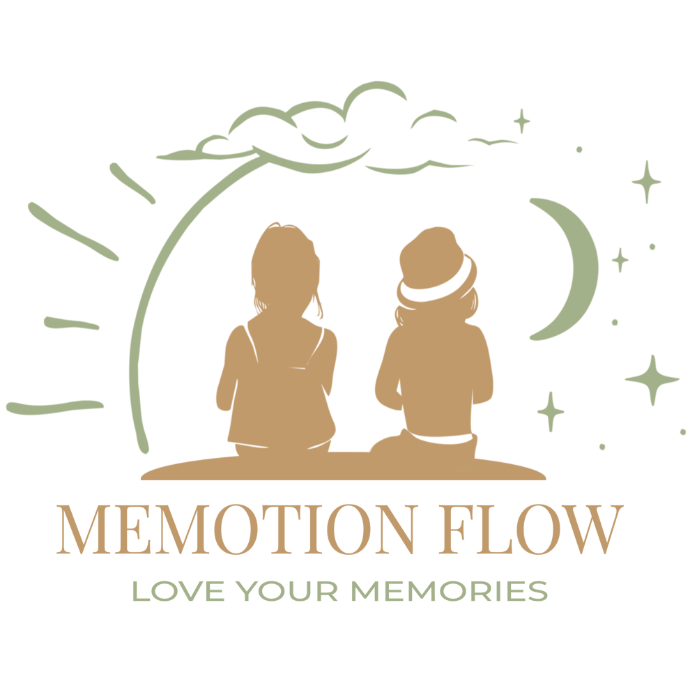 Zwei sitzende Figuren unter Sonne, Wolken und Mond mit Text "MEMOTION FLOW LOVE YOUR MEMORIES".