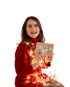 Lachende Frau im roten Strickkleid, umwickelt mit leuchtenden Lichterketten, hält ein Geschenk.