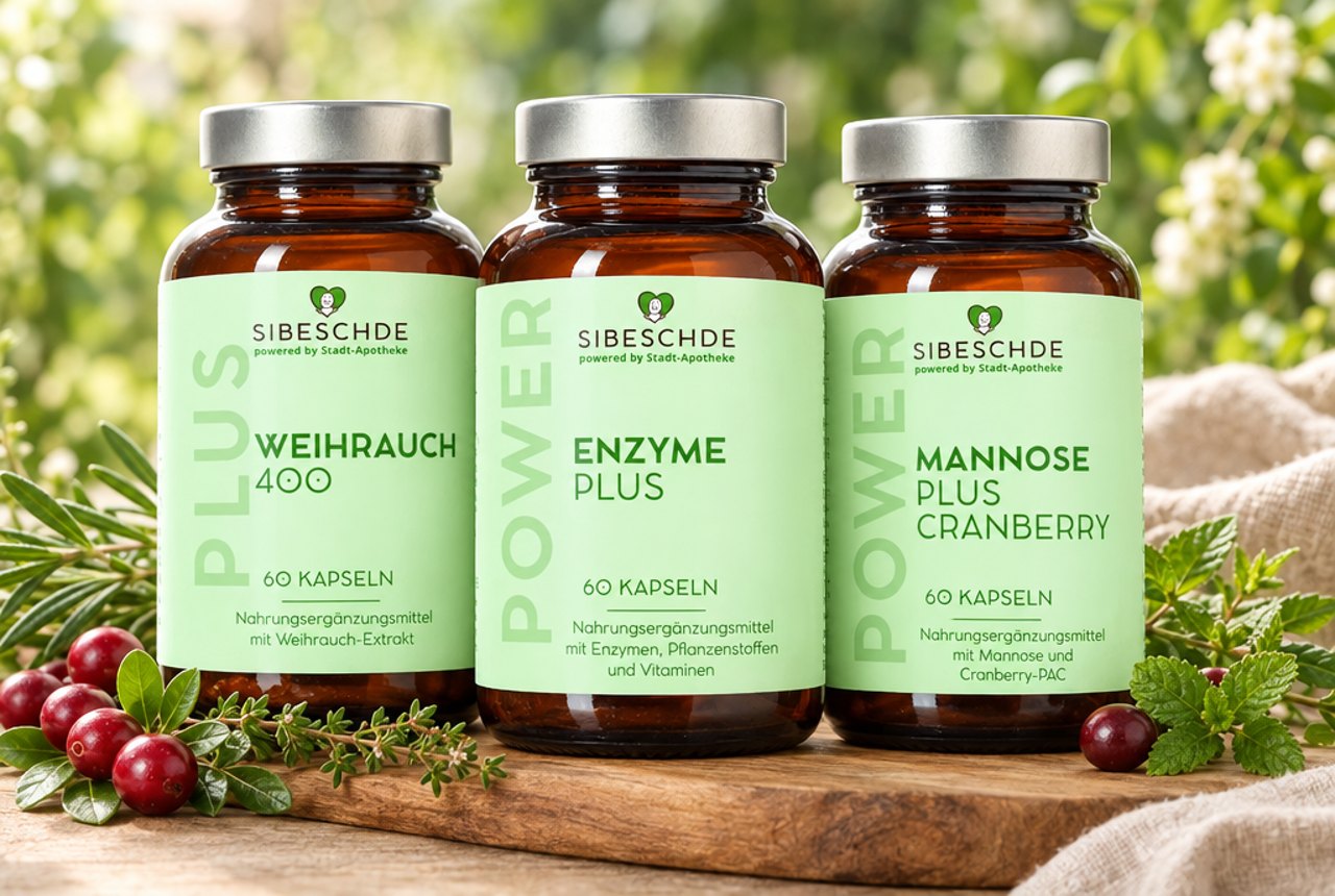 S|BESCHDE Weihrauch 400, Enzyme Plus und Mannose + Cranberry auf einem Holzbrett mit frischen Kräutern, Cranberries und Leinentuch