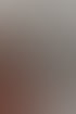 Frau lächelt, während sie mit einem Stift auf einem Tablet sitzt und einer Person zuhört.