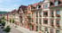 Historische Häuser mit bunten Fassaden und Blumenkästen in Villingen-Schwenningen.