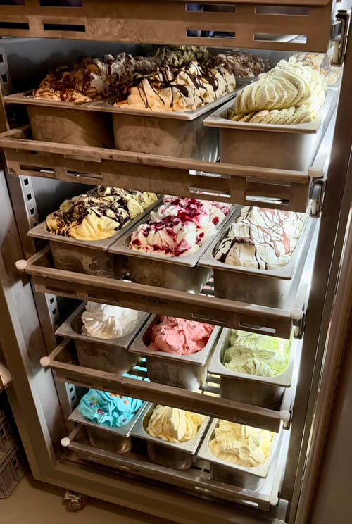 Auswahl an Standardsorten in der Glace-Vitrine der Manufaktur in Sursee