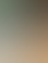 Laptop auf einem Zugtisch zeigt die Webseite der Kita-Akademie neben einer grünen Kopfhörer-Hülle.