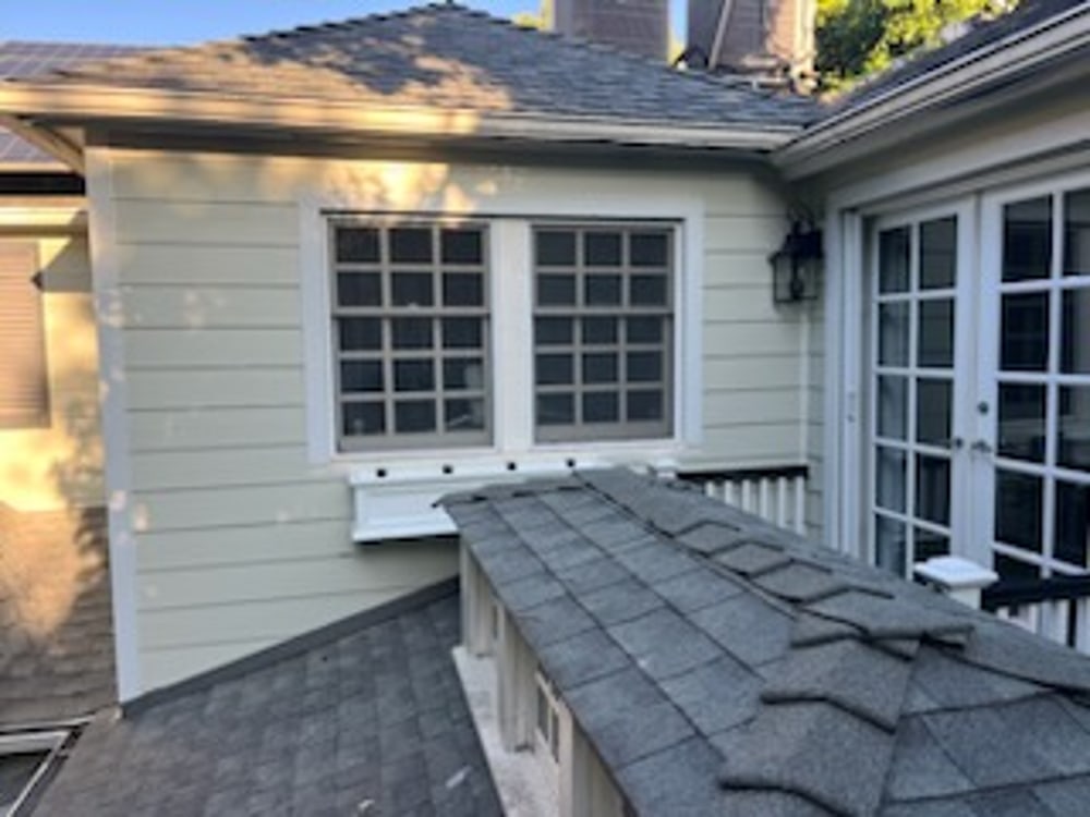 Artic white james hardie siding installed on Los Angeles home