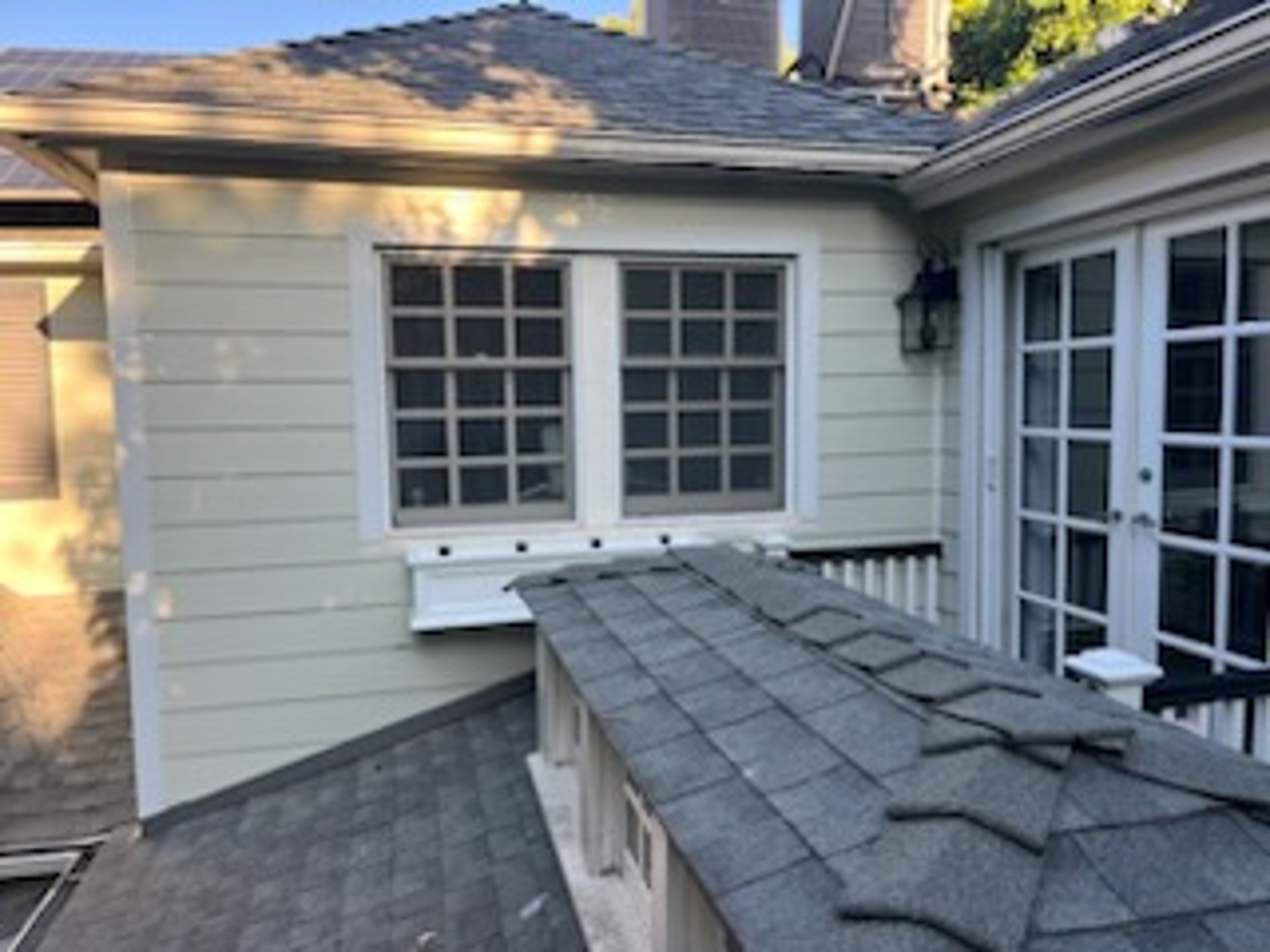 Artic white james hardie siding installed on Los Angeles home