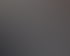 Eine Frau lächelt und gestikuliert, während ein Mann sie mit einer Kamera filmt und ein anderer eine Softbox hält.