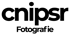 Schwarzes "cnipsr Fotografie" Logo auf dunkelgrünem Hintergrund.