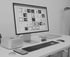 Schwarz-Weiß-Foto: Arbeitsplatz mit Monitor, Tastatur und Mac Mini – professionelle Umsetzung von Online-Marketing-Strategien für Handwerksbetriebe in Hamburg zur Neukunden- und Mitarbeitergewinnung.